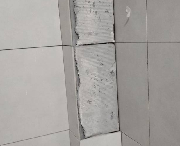 盐城市瓷砖空鼓维修公司分享下瓷砖施工前基层浇水润湿程度不足，可能导致以下问题