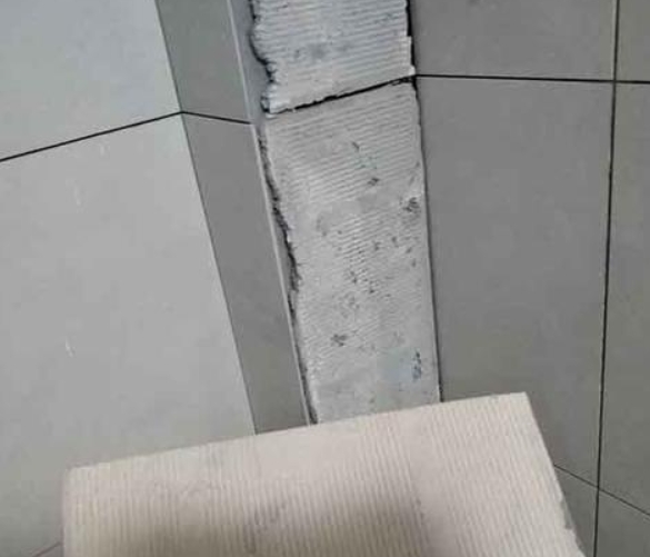 盐城市瓷砖空鼓维修公司分享下厨房瓷砖脱落的补救措施。